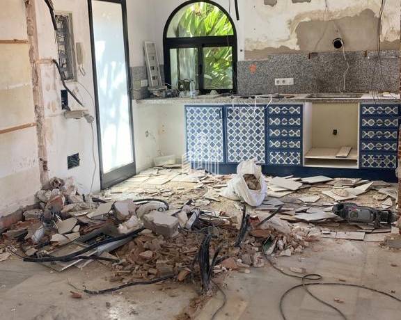 Volledige renovatie van een huis, zowel binnen als buiten