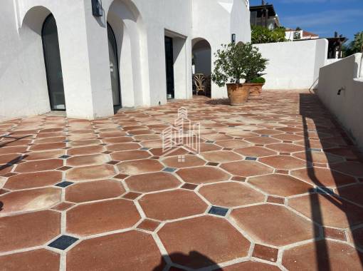 Renovation of a terrace with handcrafted octagonal terracotta tiles