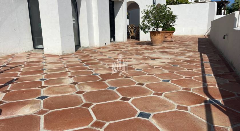 Renovation of a terrace with handcrafted octagonal terracotta tiles